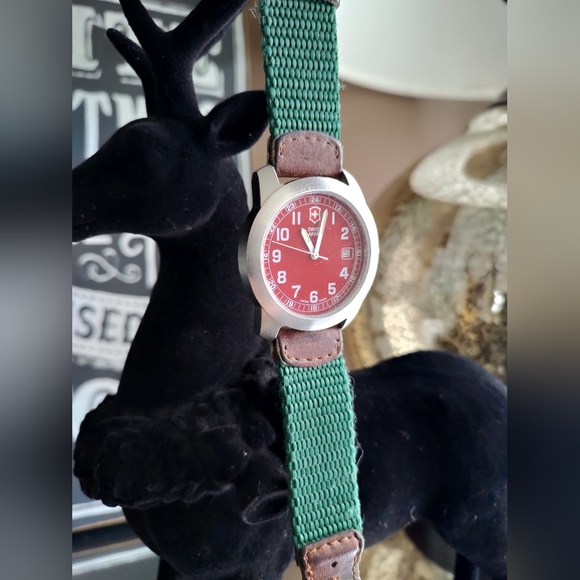 [[SOLD]] 39mm Victorinox Swiss Army Watch Red Field Military Style - Picture 7 of 9